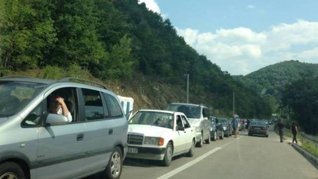 Dheu i Bardhë Sınır Geçidinde de Uzun Kuyruk