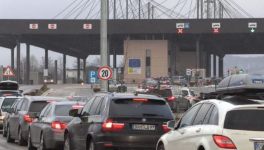 Kosova'ya Girerken Sınır Kapılarında Trafik Yoğunluğu Azaldı