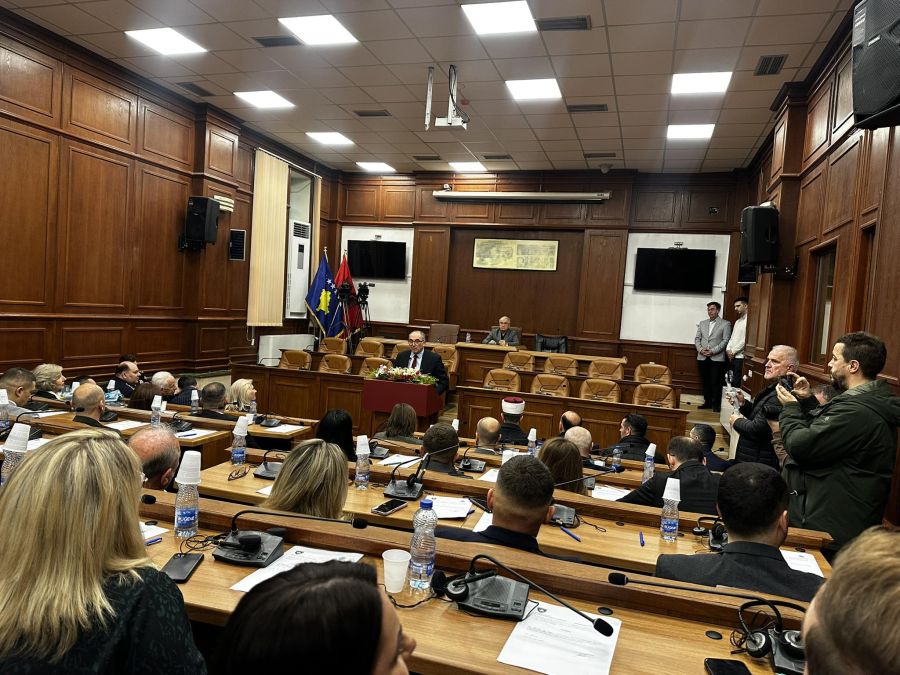 Prizren Belediye Meclisi Oluşum Oturumu: Yeminler Üç Dilde Okundu, Türk Bayrağı Krizi