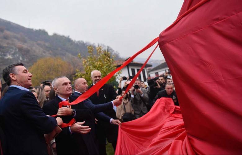 Prizren’de Abdyl Frashëri, Ymer Prizreni ve Sulejman Vokshi Heykelleri Dikildi