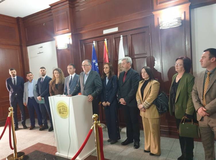 Shaqir Totaj Müdürlerle İlk Toplantıyı Yaptı- Türk Yetkililer Konuşmuyor