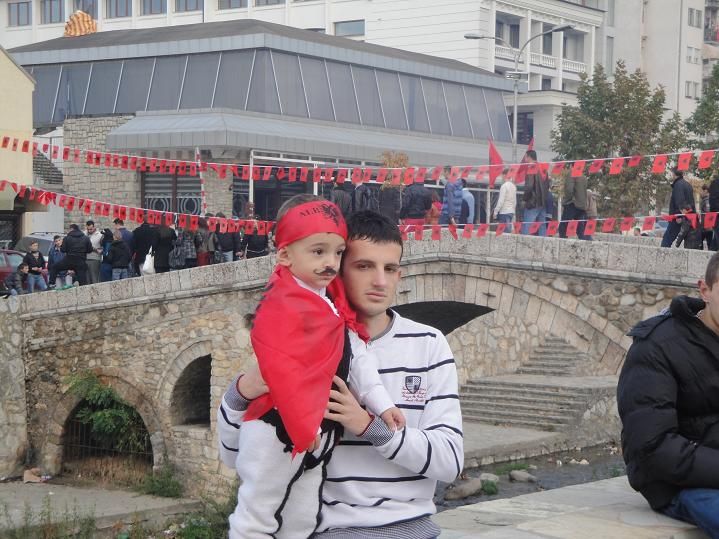 Prizren'de Halk Sokaklarda Kutluyor