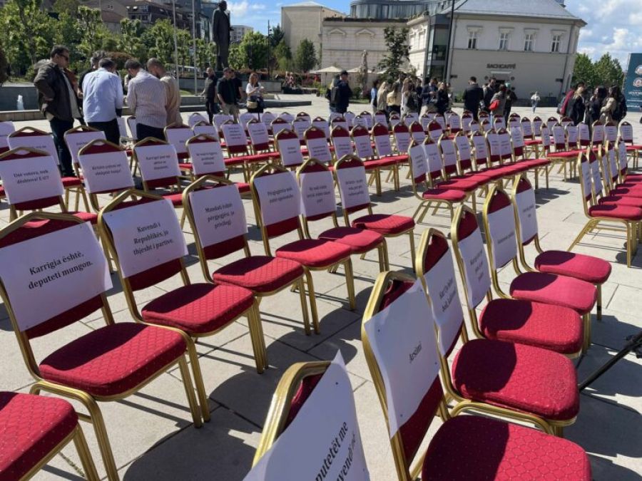Sivil Toplumdan Kosova Meclisi Önünde Simgesel Protesto