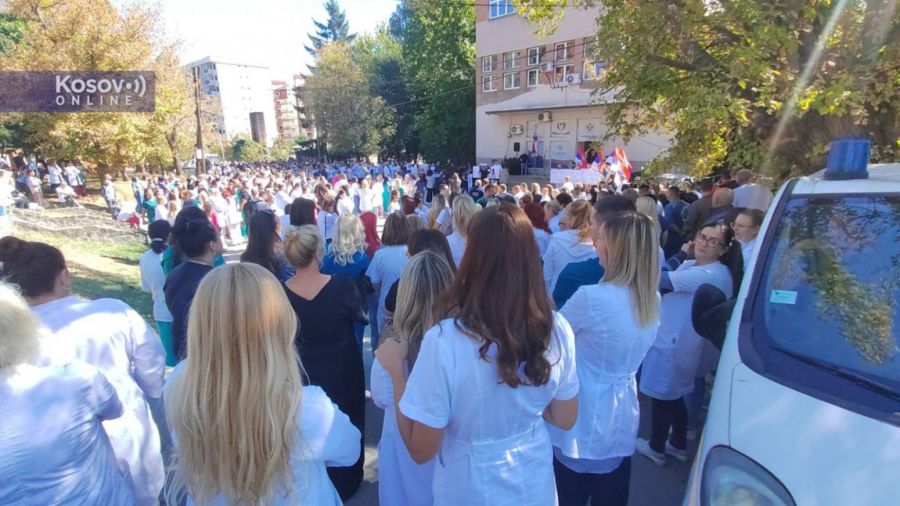 Mitroviça’da Sırp Sağlık Çalışanlarından Protesto: Hastanemize Dokunmayın!