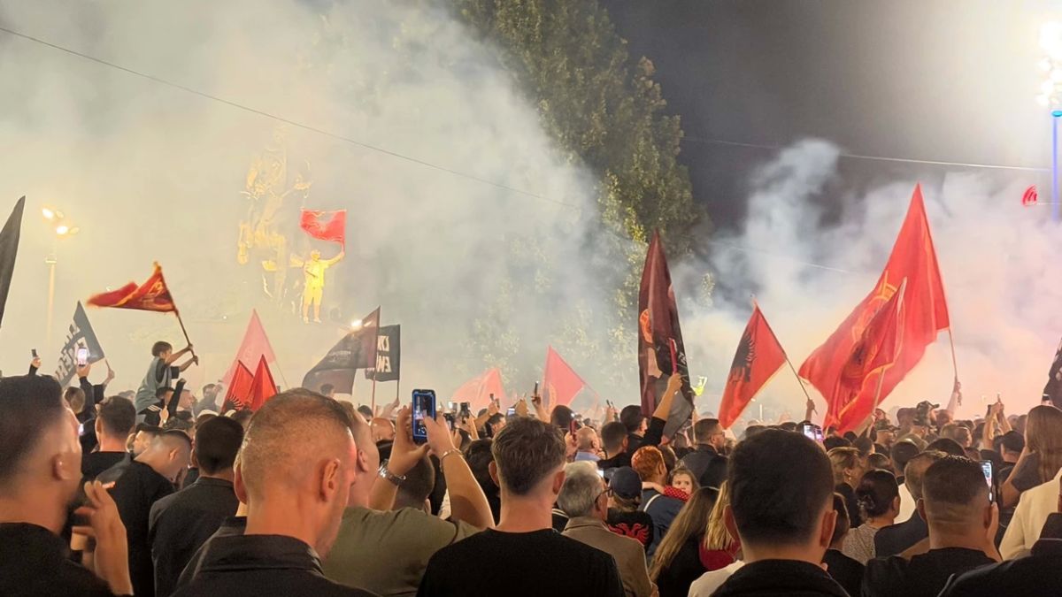 Üst Üste Üçüncü Gece Vatandaşlar, Özel Mahkeme’nin Kararına Karşı Meydanda Toplandı