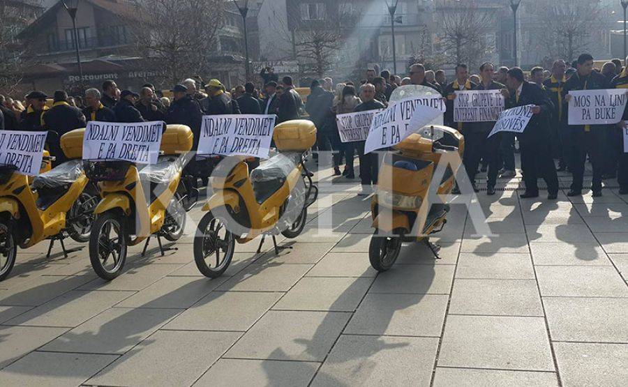 Posta İşçileri Meclis Önünde Protesto Ediyor