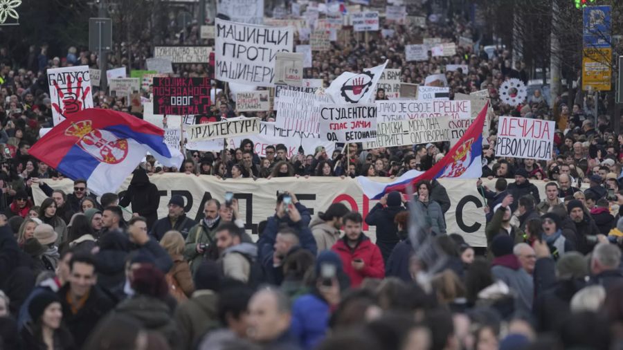 Sırbistan'da Öğrenciler Protestosuna Onbinler Katıldı