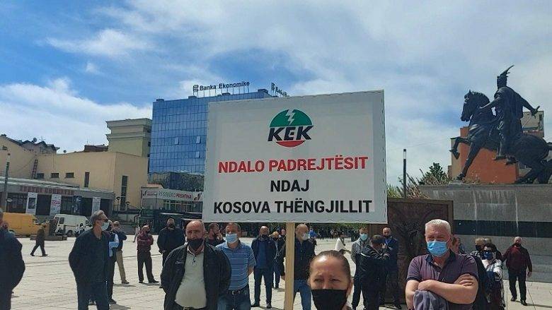 ‘Kosova Thëngjilli’ İşçileri KEK Önünde Protesto Ediyorlar
