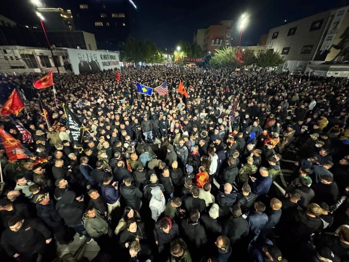 Meclis Önündeki Protesto Sürüyor: Göstericiler Girişe Piroteknik malzemeler attı
