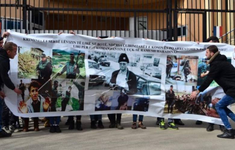 Öğrenciler, Fransa Büyükelçiliği Önünde Protesto Etti