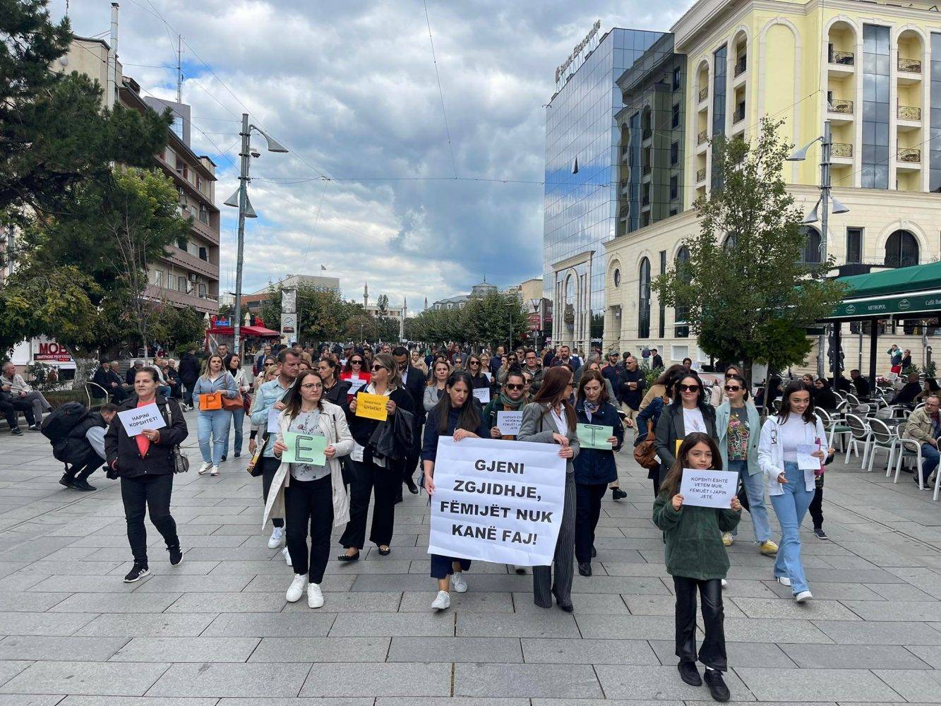 Protesto Eden Veliler, Kreşlerin Açılmasını İstiyor