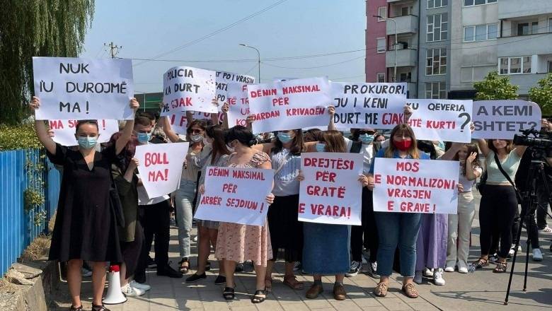 18 Yaşındaki Kızın Öldürülmesi Nedeniyle Protesto