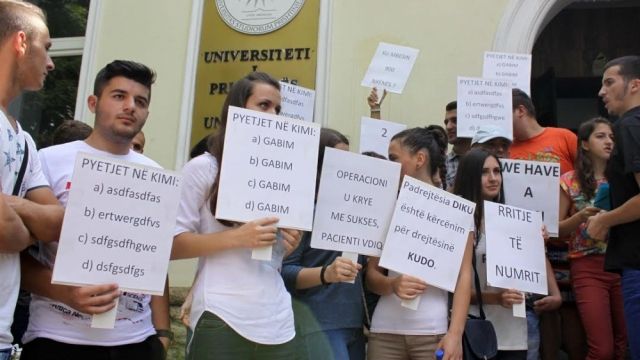 Öğrenciler Rektörlük Önünde Protesto Ediyor