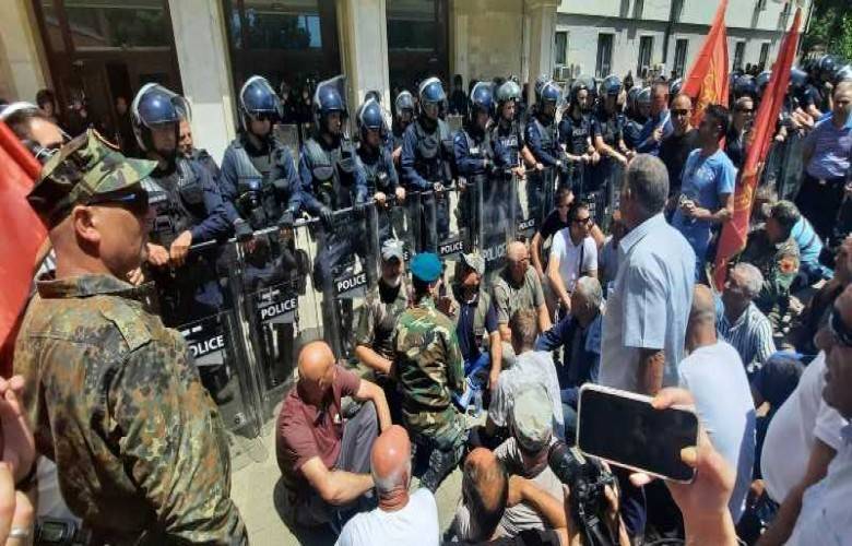 Protestocular Kosova Meclisi Önünde Oturuyor