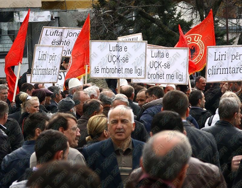 UÇK'lılar EULEX Önünde Protesto Etti
