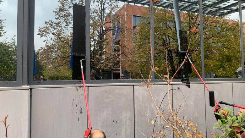 PSD, Hükümet Binasının Pencerelerini Siyaha Boyadı