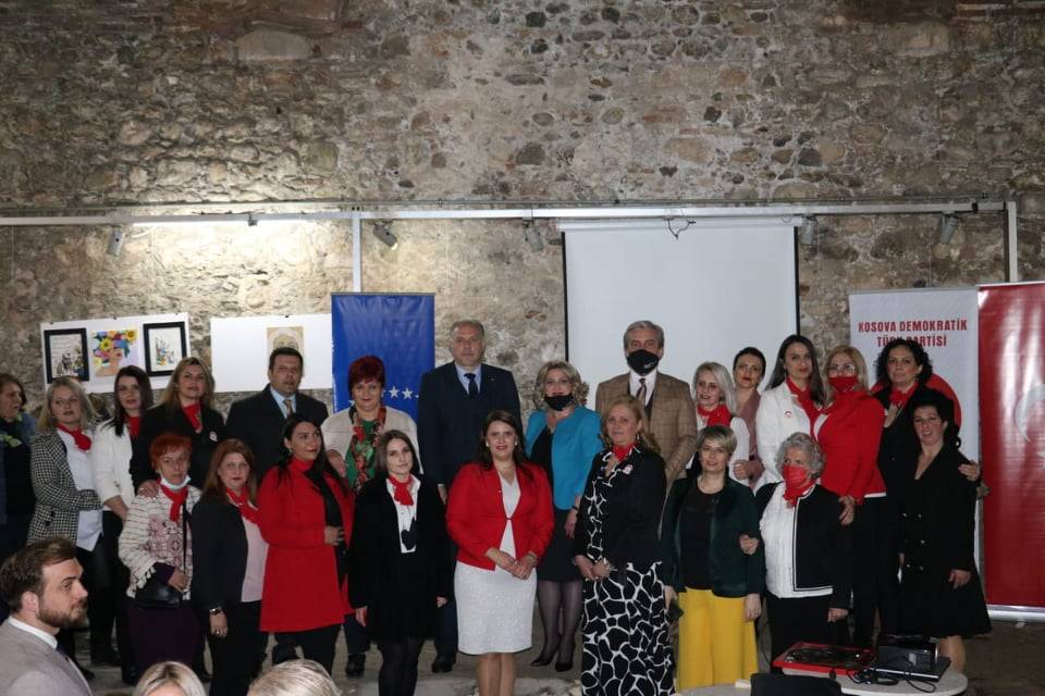KDTP Prizren Şubesi Kadın Kolları, “Kadına Bakış” Sergisi Düzenledi