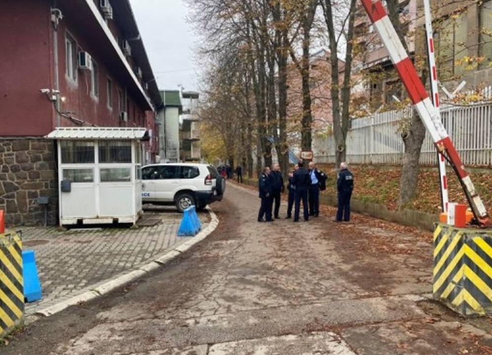 Kuzeyde Sırp Polisleri Silahlarını Teslim Etmeye Başladı