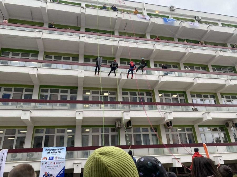 “Süper Kahramanlar” Pediyatri Kliniği'nde  Çocukları Sevindirdi