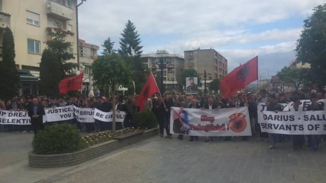 Skenderaj'da 3000 Kişi Protesto Ediyor