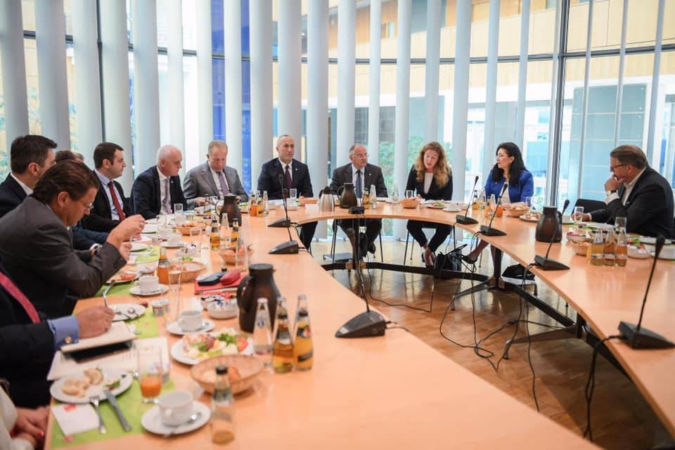 Haradinaj, Alman Milletvekilleriyle Vizeleri Görüştü