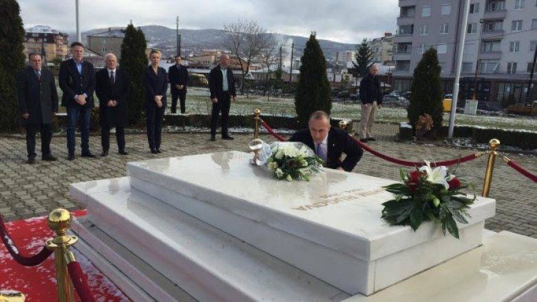 Başbakan Haradinaj, Ibrahim Rugova’nın Mezarına Çiçek Koydu