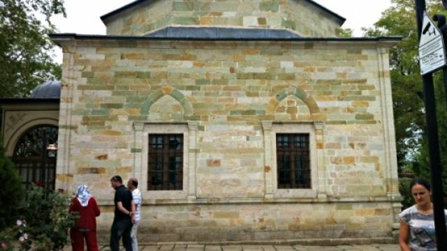 Sultan Murat, Kosova'nın Bir Şehrini Bölüyor'