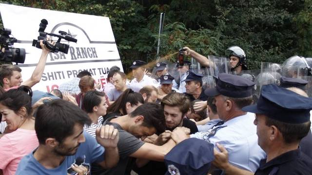 Vetvendosje Başbakanın Evine Yürüdü-Polis Müdahale Etti