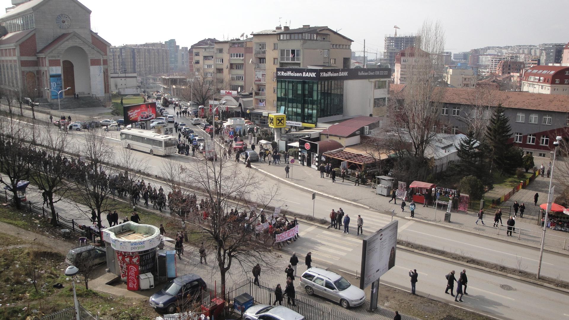Kalabalık Rektör Gashi'nin İstifasını İstedi- Öğretim Üyeleri Arka Çıktı