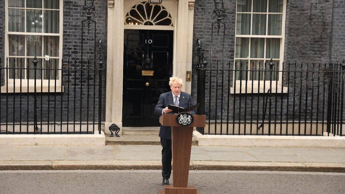 Boris Johnson istifa etti