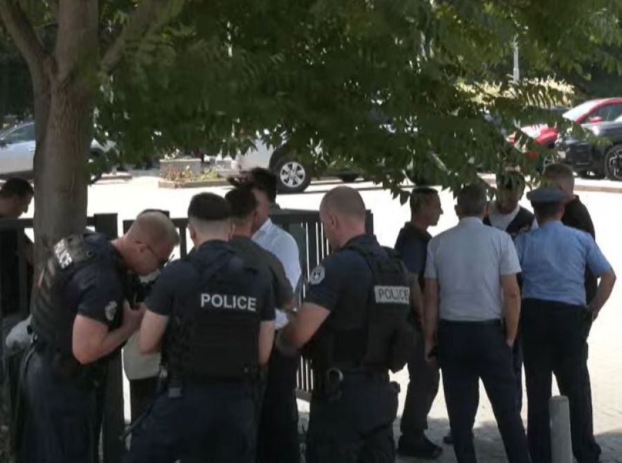 Kosova Meclisi'nde Bomba Tehdidi Ardından, Polisten Resmi Açıklama