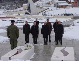 Krasniqi, "Adem Jashari" Kompleksini Ziyaret Etti
