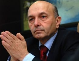 Mustafa Bir Ay Daha İhtilaflı