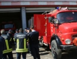 Mitroviça Kuzeyinde İtfaiyeciler Yolu Ablukaya Aldı