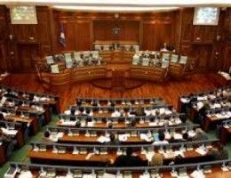 Meclis Oturumu Eleştirilerle Başladı