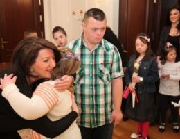 Jahjaga, Down Sendromlu Çocukları  Kabul Etti