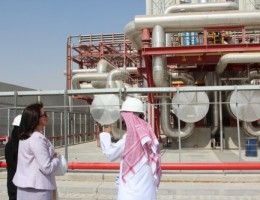 Jahjaga Abu Dabi'de Solar Enerji Santralını Ziyaret Etti