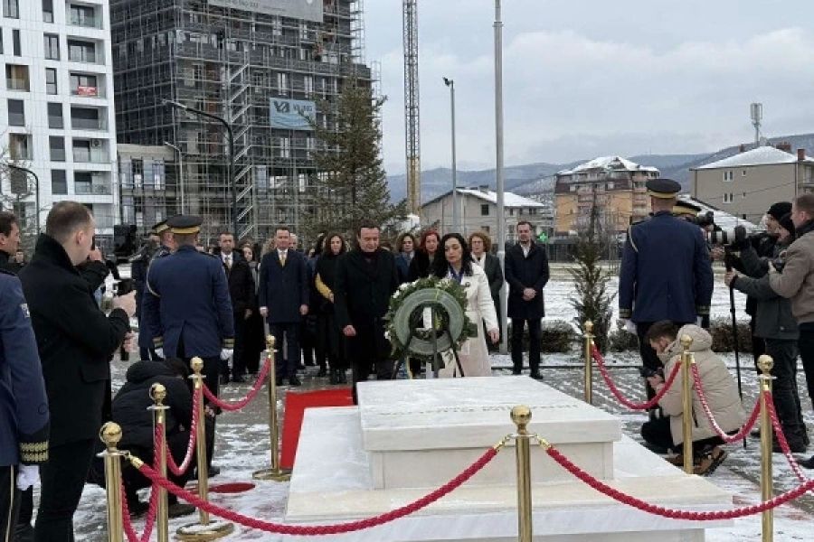 Osmani ve Kurti, Rugova'nın Mezarında Saygı Duruşunda Bulundu