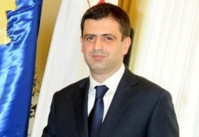 Jahjaga, Peci'nin Yerine Sadiku'yu Atadı