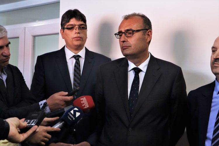 Büyükelçi Sakar, Askeri Selam Veren Öğrencileri Savundu
