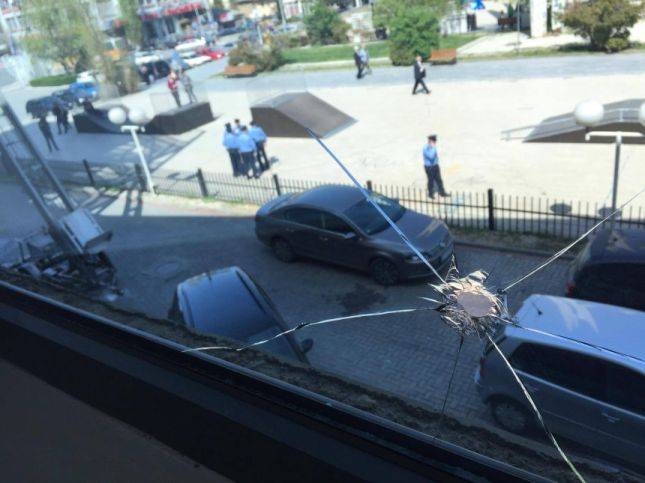 Meclis'in Tören Oturumu Sırasında Camlar Taşlandı