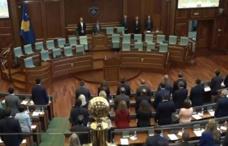 Oturum Bir Dakikalık Saygı Duruşuyla Başladı