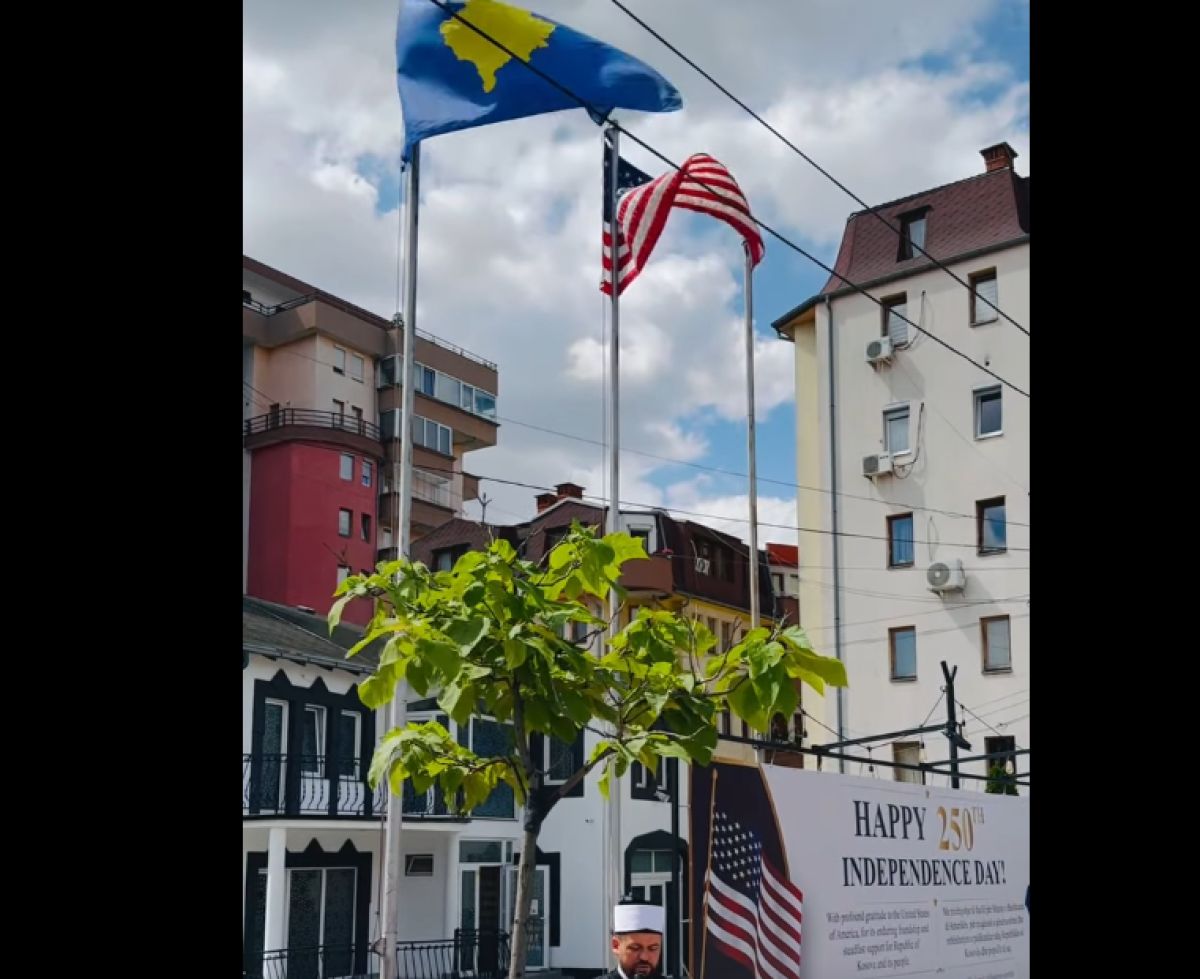 Priştine'deki Camide İmam Amerikan Bayrağını Dalgalandırdı