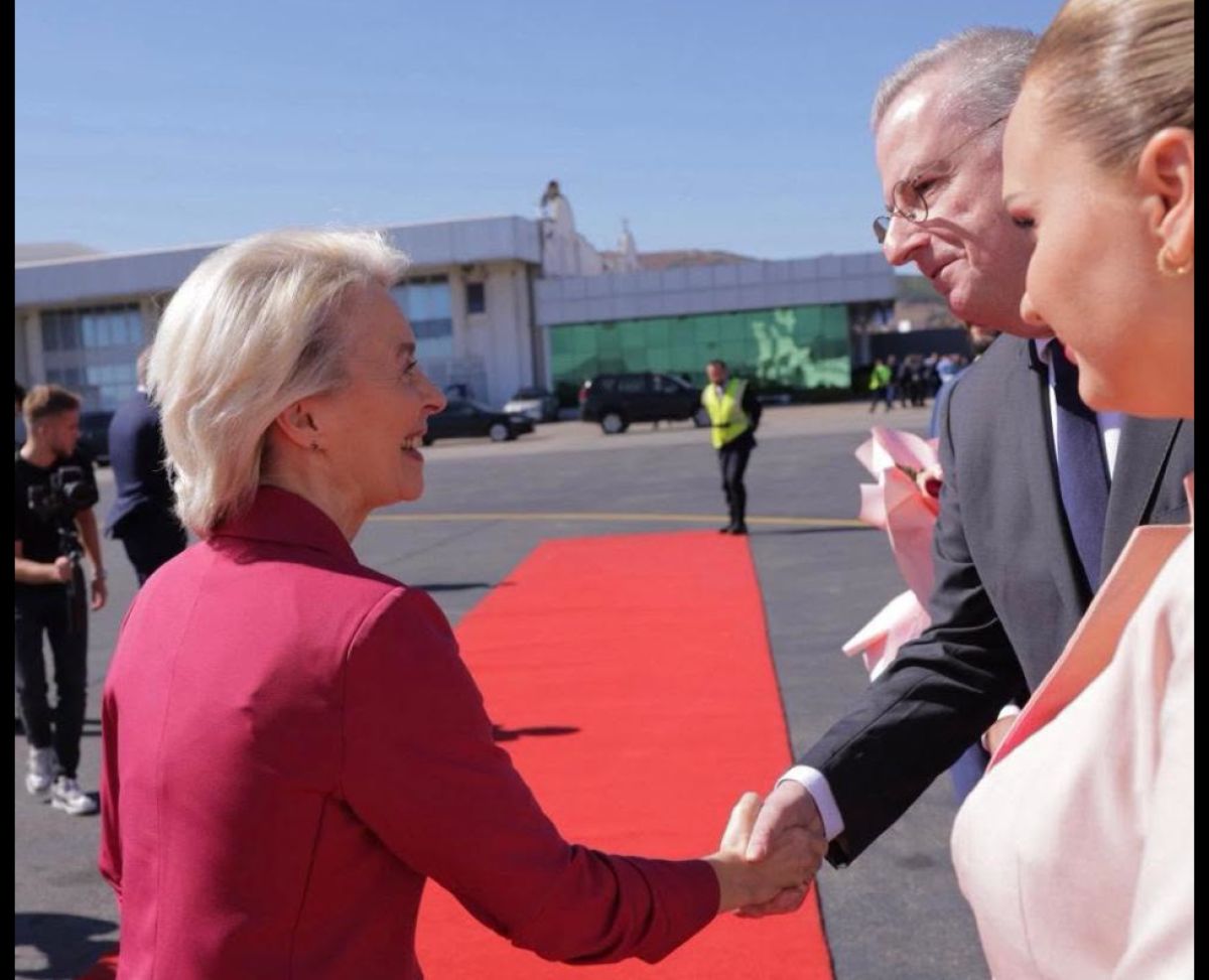 Schuebel, von der Leyen’i Havalanında Karşıladı