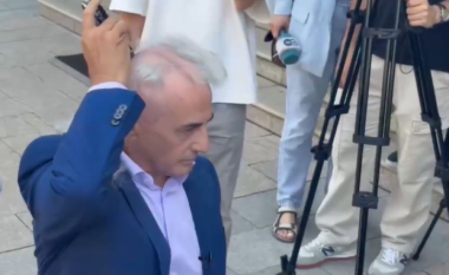 Koci, Siyasi Tıkanıklığı Protesto İçin Saçlarını Kesti