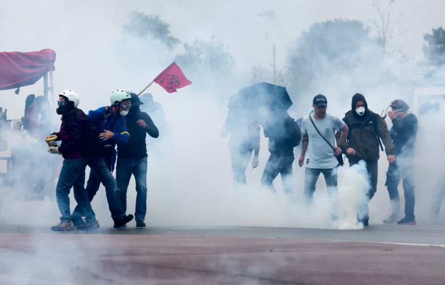 Fransa yeni başbakanını protestolarla karşıladı: Paris sokakları savaş alanı