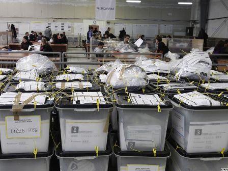 Kosova'da Oy Kullanmak İsteyen Çifte Vatandaşlara Yardım
