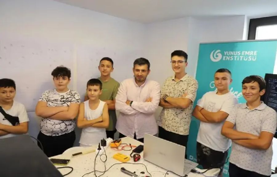 Selçuk Bayraktar Kosova'daki Yunus Emre Enstitüsü'nü ziyaret etti