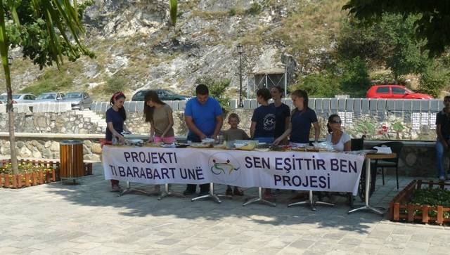 Gençler Engelliler İçin Kermes Düzenledi