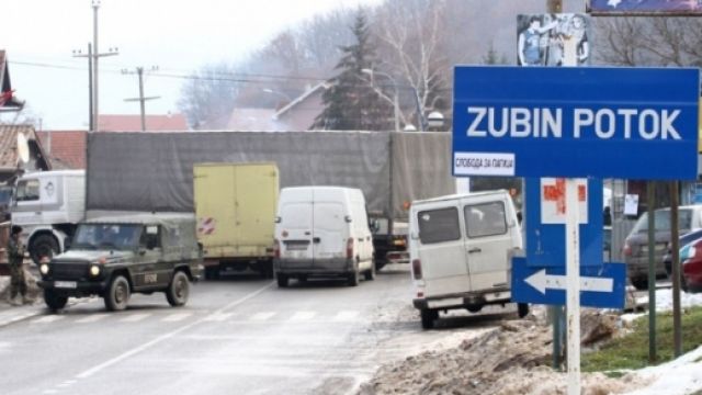 Sırplar Zubin Potok'ta Yolu Kapattı